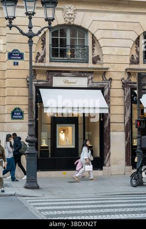 Parigi, Francia. 14 maggio 2025, turisti che camminano vicino alla lussuosa gioielleria Chopard in Place Vendome, Parigi Foto Stock