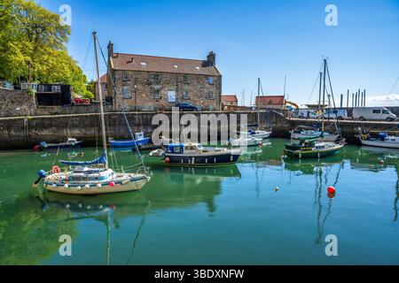 Barche ormeggiate nel porto interno di Dysart, parte del Royal Burgh di Kirkcaldy, sulla costa di Fife in Scozia, Regno Unito Foto Stock