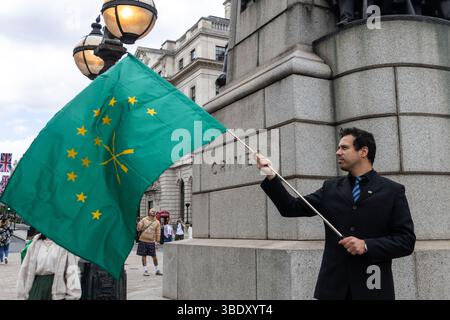 Membri della comunità circassia riuniti presso il memoriale della Crimea per mostrare rispetto alle vittime del genocidio circasso. Foto Stock