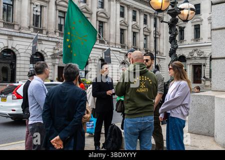 Membri della comunità circassia riuniti presso il memoriale della Crimea per mostrare rispetto alle vittime del genocidio circasso. Foto Stock