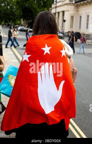 Membri della comunità circassia riuniti presso il memoriale della Crimea per mostrare rispetto alle vittime del genocidio circasso. Foto Stock