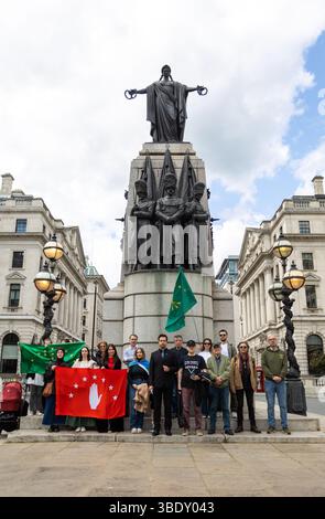 Membri della comunità circassia riuniti presso il memoriale della Crimea per mostrare rispetto alle vittime del genocidio circasso. Foto Stock