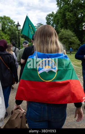 Membri della comunità circassia riuniti presso il memoriale della Crimea per mostrare rispetto alle vittime del genocidio circasso. Foto Stock