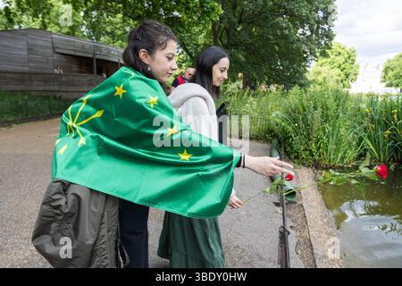 Membri della comunità circassia riuniti presso il memoriale della Crimea per mostrare rispetto alle vittime del genocidio circasso. Foto Stock