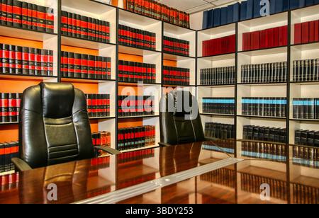 libri di legge sulla conoscenza, in una libreria, sala conferenze con sedie da ufficio precedenti di legislazione per gli strati, gli avvocati e i trasportatori Foto Stock