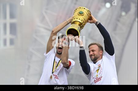 Allenatore Sebastian Hoeness VfB Stoccarda capitano Atakan Karazor VfB Stoccarda (16) con trofeo, gioia gioia emozione VfB Stoccarda celebrazione della vittoria Foto Stock