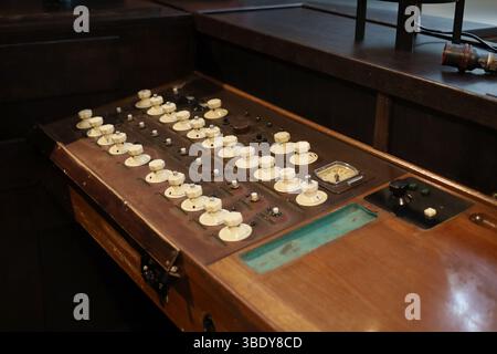 Pannello di controllo vintage del proiettore planetario dismesso nel Silesian Science Park di Chorzów Foto Stock