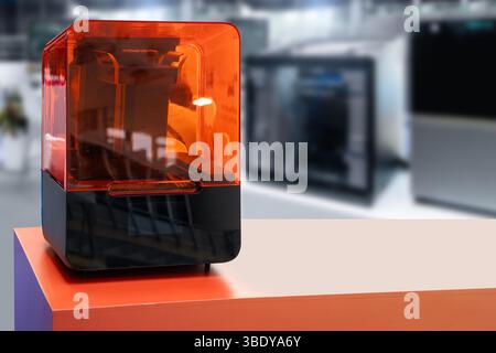 Una stampante 3d stereolitografica in laboratorio. Foto Stock