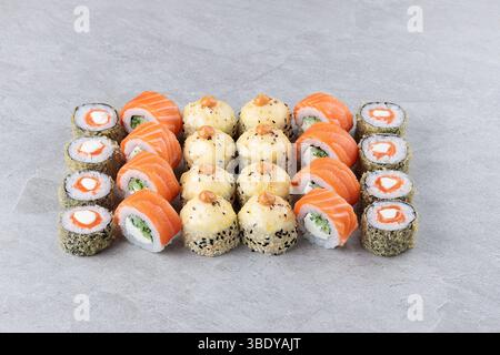 Set di formaggi assortiti di crema di salmone al forno e sushi Rolls tempura Foto Stock