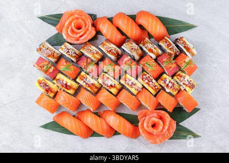 Nigiri di salmone assortito di prima qualità e piatto speciale di sushi Roll Foto Stock