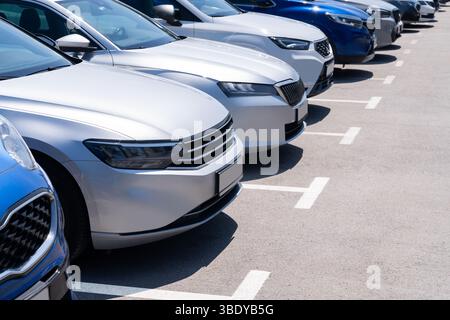 Macchine di fila. Vendite di auto usate. Foto Stock