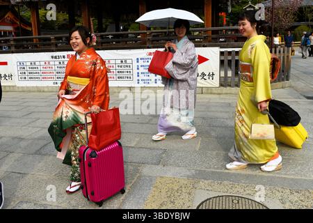 Donne che indossano kimono tradizionali giapponesi a Kyoto, Giappone, Asia. Foto Stock