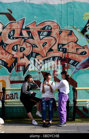 Giovani donne giapponesi in una strada del quartiere di Dotombori, Osaka, Kansai, Giappone, Asia. Foto Stock