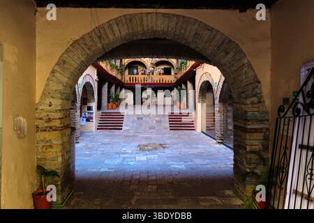 Città di Guanajuato, Messico - 30 maggio 2016: Una vista attraverso un'arcata su un cortile con piante e scale, che mostra l'architettura della città. Foto Stock