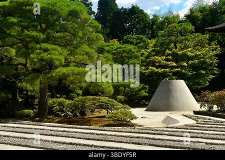 Giardino di sabbia di Ginkaku-ji, conosciuto anche come il tempio del Padiglione d'Argento, Kyoto, Giappone, Asia. Foto Stock