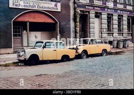 Karl Marx Stadt, Germania dell'Est. Abbandonata e parzialmente demolita Trabi's, parcheggiata lungo una strada nell'ex città della DDR di Karl Marx Stadt, subito dopo Die Wende, 1991. Girato su pellicola analogica in bianco e nero nel 1991. Colorato con filtro neurale PS. Foto Stock
