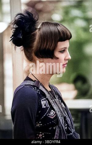 Ritratto di profilo in bianco e nero di una giovane adulta, donna caucasica che balla per vivere. Girato su pellicola in bianco e nero e colorato con filtri neurali PS. Tilburg, Paesi Bassi. MR=SÌ Foto Stock