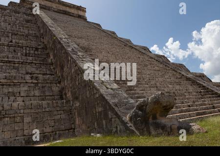Chichen Itza, Messico - 25 febbraio 2019: Un colpo ad angolo basso di El Castillo, noto anche come il Tempio di Kukulcán, una piramide mesoamericana a gradini. Foto Stock