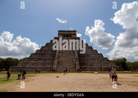 Chichen Itza, Messico - 25 febbraio 2019: I turisti visitano l'iconica piramide di El Castillo, una testimonianza dei prodigi architettonici della civiltà Maya Foto Stock