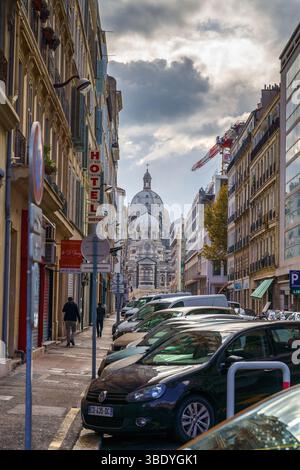 Marsiglia, Francia - 3 novembre 2018, vista verticale di una stradina piena di auto parcheggiate, sullo sfondo Cathédrale Sainte-Marie-Majeure de Marseil Foto Stock