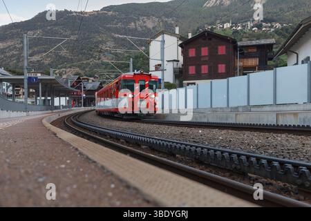 Matterhorn Gotthard Bahn a Stalden-SaaS Svizzera con il sistema Abt a cremagliera e pignone visibile Foto Stock