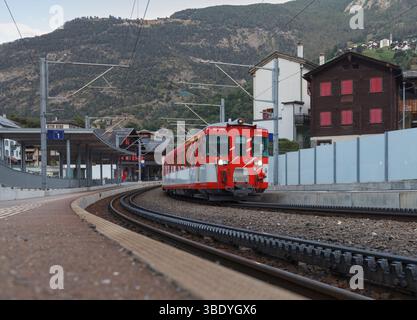 Matterhorn Gotthard Bahn a Stalden-SaaS Svizzera con il sistema Abt a cremagliera e pignone visibile Foto Stock