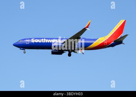 SeaTac, WA, Stati Uniti d'America - 18 maggio 2025; Southwest Airlines Boeing 737-800 registrazione atterraggio con vista laterale N8578Q Foto Stock