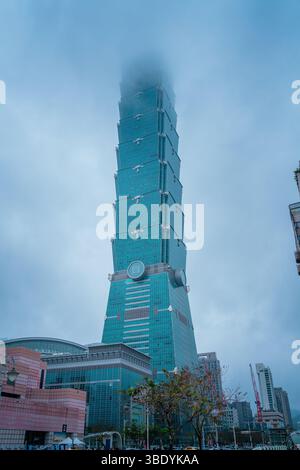 La migliore vista di Taipei 101: Iconica prospettiva diurna a Taipei, Taiwan Foto Stock