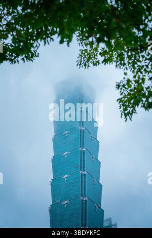 La migliore vista di Taipei 101: Iconica prospettiva diurna a Taipei, Taiwan Foto Stock
