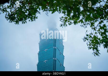 La migliore vista di Taipei 101: Iconica prospettiva diurna a Taipei, Taiwan Foto Stock