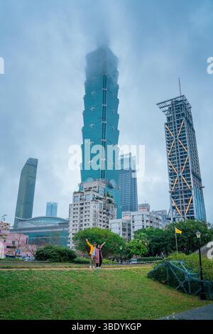 La migliore vista di Taipei 101: Iconica prospettiva diurna a Taipei, Taiwan Foto Stock
