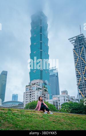 La migliore vista di Taipei 101: Iconica prospettiva diurna a Taipei, Taiwan Foto Stock
