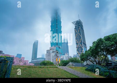 La migliore vista di Taipei 101: Iconica prospettiva diurna a Taipei, Taiwan Foto Stock
