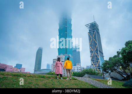 La migliore vista di Taipei 101: Iconica prospettiva diurna a Taipei, Taiwan Foto Stock