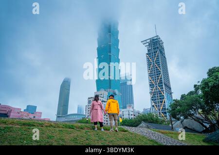 La migliore vista di Taipei 101: Iconica prospettiva diurna a Taipei, Taiwan Foto Stock