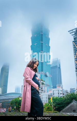 La migliore vista di Taipei 101: Iconica prospettiva diurna a Taipei, Taiwan Foto Stock
