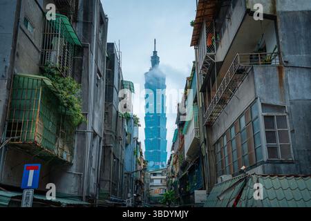 La migliore vista di Taipei 101: Iconica prospettiva diurna a Taipei, Taiwan Foto Stock