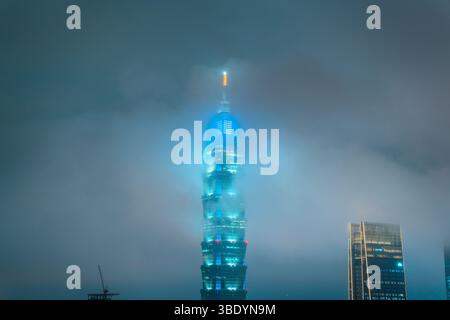 La migliore vista di Taipei 101: Iconica prospettiva diurna a Taipei, Taiwan Foto Stock