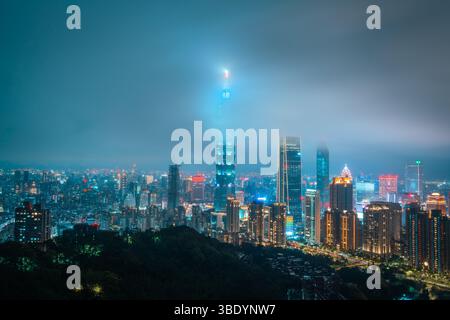 La migliore vista di Taipei 101: Iconica prospettiva diurna a Taipei, Taiwan Foto Stock