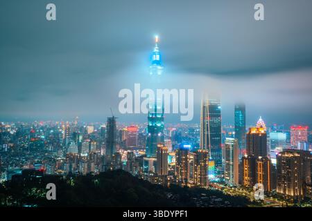 La migliore vista di Taipei 101: Iconica prospettiva diurna a Taipei, Taiwan Foto Stock