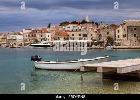 Primošten, pittoresco villaggio nella regione della Dalmazia centrale, sulla costa adriatica del Mar Mediterraneo, contea di Šibenik-Knin, Croazia, Europa Foto Stock