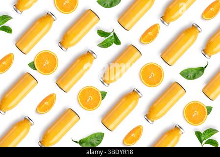 Pattern da bottiglie di succo d'arancia e fette d'arancia con foglie su sfondo bianco, vista dall'alto Foto Stock