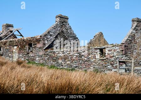 vecchio casale in pietra abbandonato nuvoloso isola di achill contea mayo repubblica d'irlanda Foto Stock