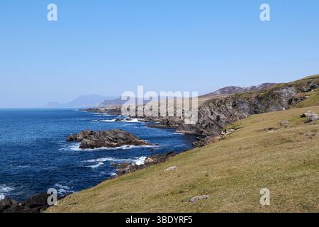 rocce e litorale presso il punto di scoperta della wild atlantic way presso la contea dell'isola di cloughmore achill mayo, repubblica d'irlanda Foto Stock