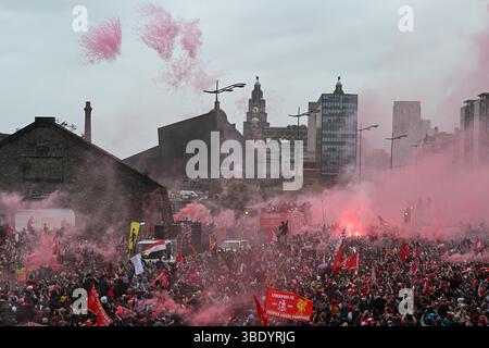 Liverpool, Regno Unito. 26 maggio 2025. I giocatori del Liverpool riconoscono la folla durante la loro parata di autobus scoperto per celebrare la vittoria del Liverpool FC nella Premier League inglese. Data immagine: 26 maggio 2025. Il credito per immagini dovrebbe essere: Cody Froggatt/Sportimage Credit: Sportimage Ltd/Alamy Live News Foto Stock