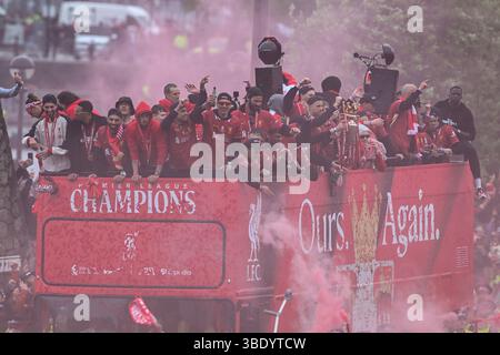 Liverpool, Regno Unito. 26 maggio 2025. I giocatori del Liverpool riconoscono la folla durante la loro parata di autobus scoperto per celebrare la vittoria del Liverpool FC nella Premier League inglese. Data immagine: 26 maggio 2025. Il credito per immagini dovrebbe essere: Cody Froggatt/Sportimage Credit: Sportimage Ltd/Alamy Live News Foto Stock