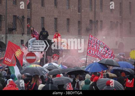 Liverpool, Regno Unito. 26 maggio 2025. I tifosi del Liverpool salutano il team bus mentre si avvicina alla fine della sfilata per la città. Crediti: ken biggs/Alamy Live News Foto Stock
