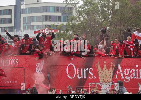 Liverpool, Regno Unito. 26 maggio 2025. I tifosi del Liverpool salutano il team bus mentre si avvicina alla fine della sfilata per la città. Crediti: ken biggs/Alamy Live News Foto Stock