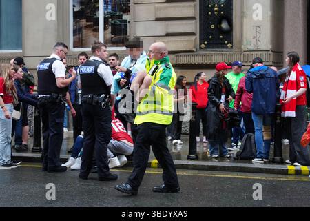 NOTA PER i REDATTORI: I volti dei bambini sono stati pixellati in quanto il Picture Desk della PA non è stato in grado di ottenere il permesso necessario per fotografare un bambino sotto i 16 anni su questioni riguardanti il loro benessere. Polizia e personale di emergenza che si occupa di un incidente vicino al Liver Building di Liverpool durante la parata dei vincitori della Premier League. Data foto: Lunedì 26 maggio 2025. Foto Stock