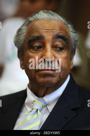 **FOTO FILE** Charles Rangel è morto. Presidente del Comitato parlamentare sulle vie e i mezzi, Demand. Charles B. Rangel ascolta il miliardario George Soros che annuncia un dono di beneficenza da 35 milioni di dollari per le famiglie a basso reddito a New York per acquistare forniture e vestiti per il nuovo anno scolastico al P.S. 208 di New York City. 11 agosto 2009. Crediti: Dennis Van Tine/MediaPunch Foto Stock